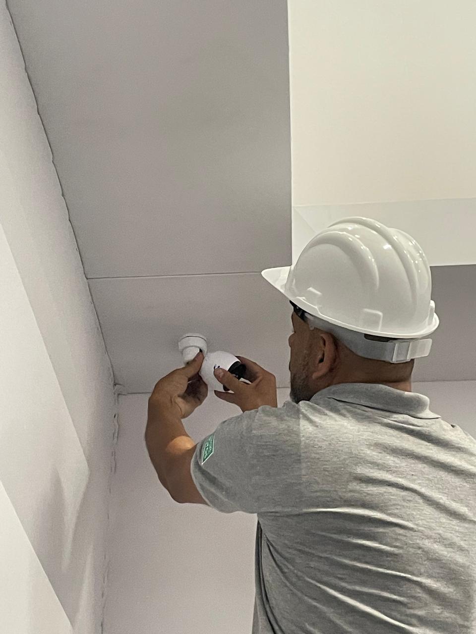 Técnico da Bill's Network instalando câmera de segurança CFTV no teto